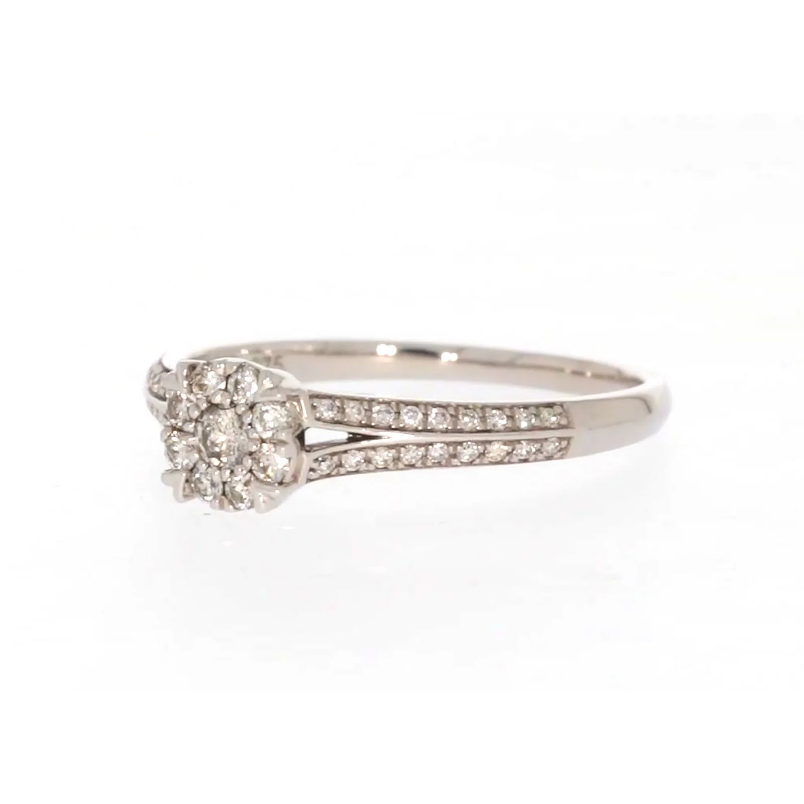 9ct White Gold Round Brilliant Cut 0.35 CARAT tw of Diamonds Ring - Image 8